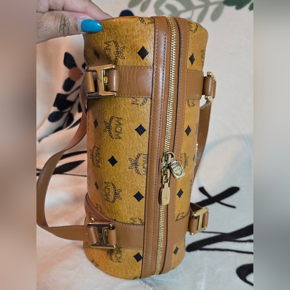 💯 Authentic MCM Visetos Leather Barrel Bag Cognac - Picture 5 of 15